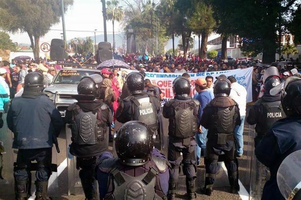 CNTE pide renuncia de Silvano Aureoles - cnte-uruapan