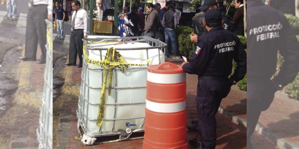 Cae contenedor con sosa líquida en Eje 5 Sur