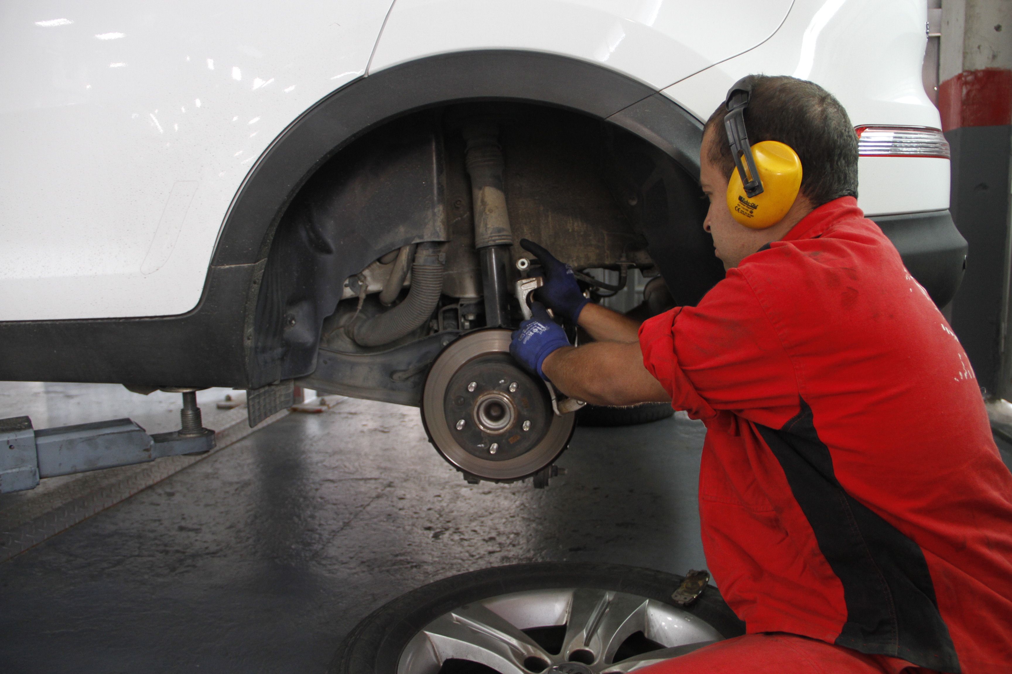 Lo que debes revisar en tu auto antes de salir de vacaciones - control-frenos-carro-2