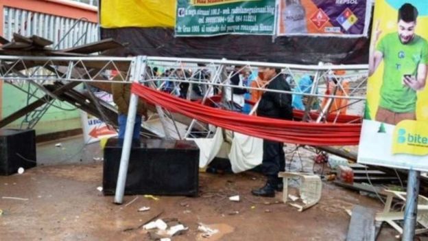 Niña muere al caerle un escenario