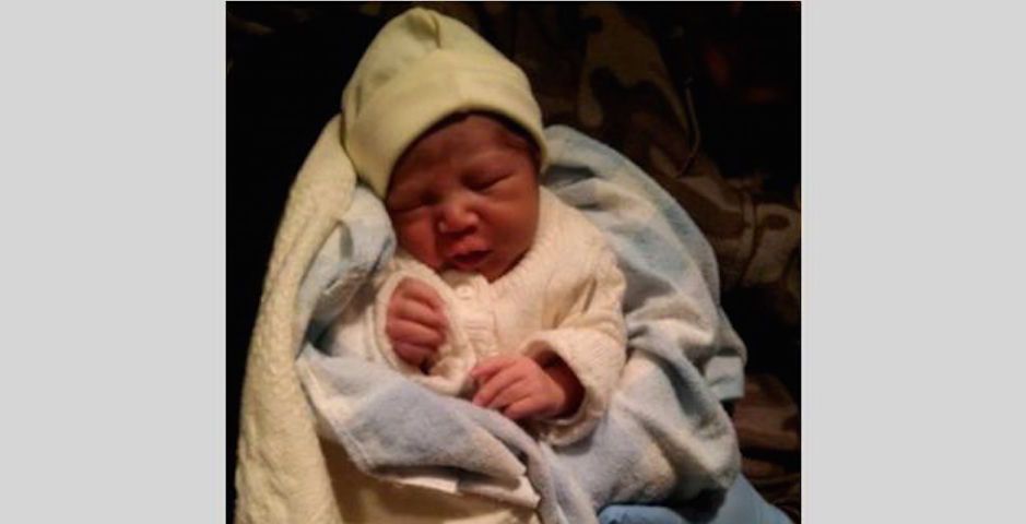 Rescatan a bebé de 15 días de nacido