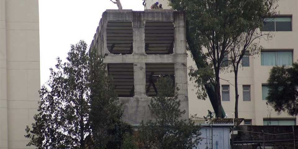 Derriban edificio en talud de Santa Fe
