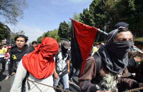 Encapsulan a anarcos en La Viga - encapuchados