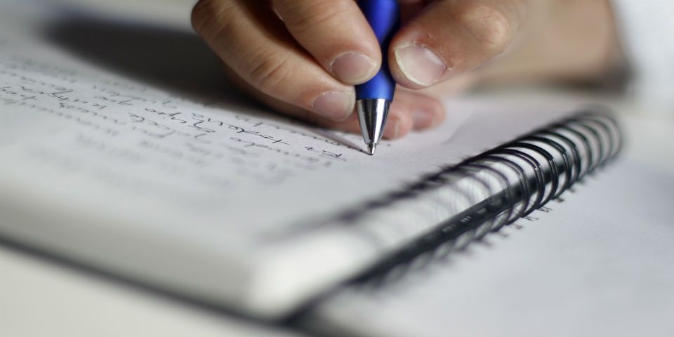 Escribir es un medio terapéutico para sobreponerse de problemas: Becca Fitzpatrick Escribir es un medio terapéutico para sobreponerse de problemas: Becca Fitzpatrick