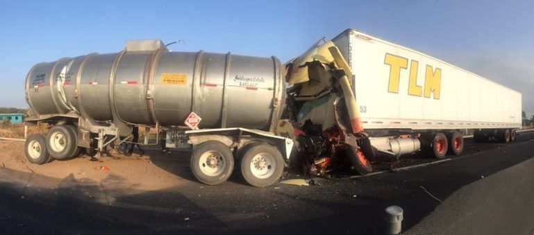 Cierran autopista Querétaro-Irapuato por choque de tráileres