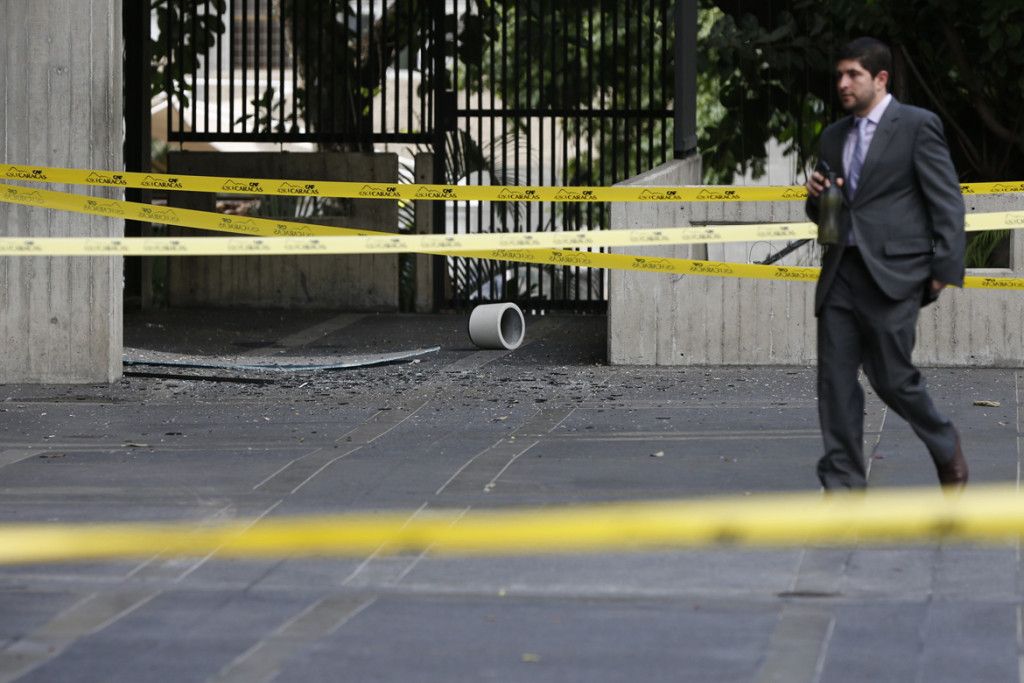 Explosión de artefacto daña banco en Caracas - explosion-caf-caracas-4-1024x683