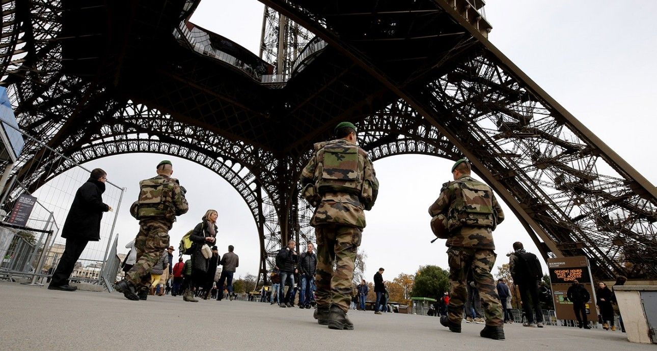 Francia contempla retirar nacionalidad a terroristas