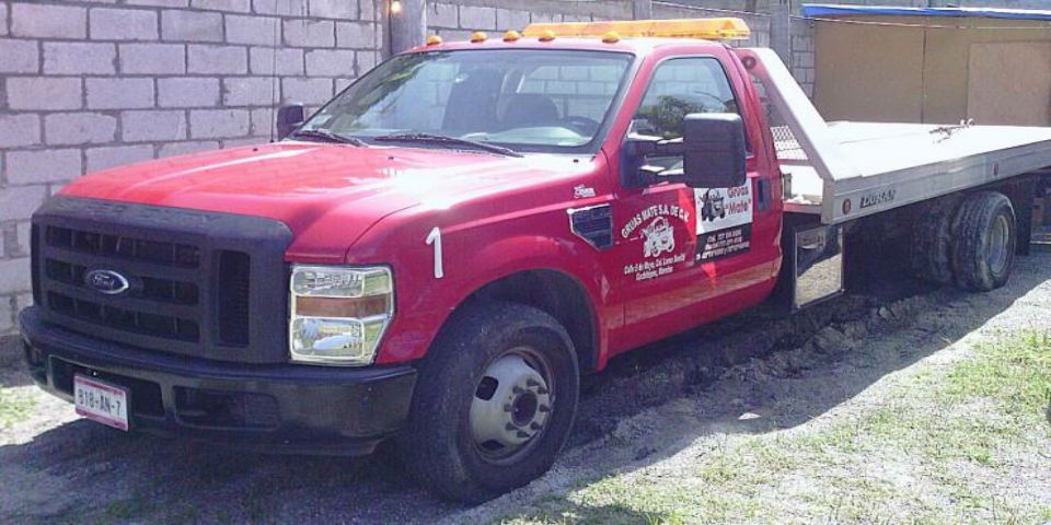 Prenden fuego a negocio de grúas en Acapulco