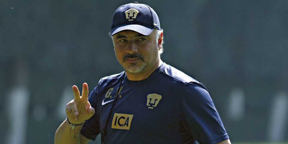 Guillermo Vázquez renueva con Pumas por tres años más