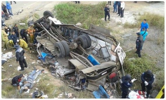 Choque de tren y autobús deja 5 muertos en Sinaloa