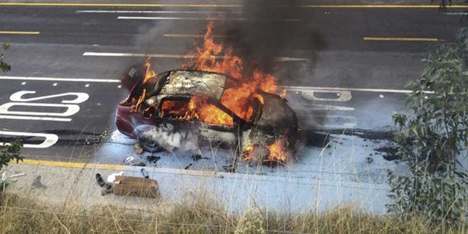 Apagan coche incendiado cerca de caseta de la México-Cuernavaca