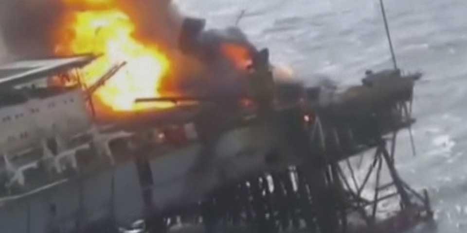 Incendio en plataforma petrolera habría dejado 32 muertos