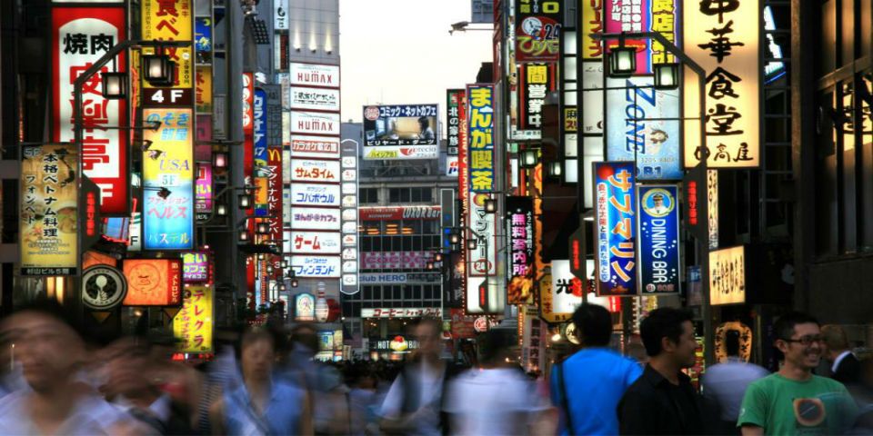 Japón presenta plan de estímulos para reforzar su economía