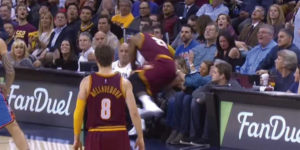 Video: LeBron arrolla a aficionada durante juego de los Cavs