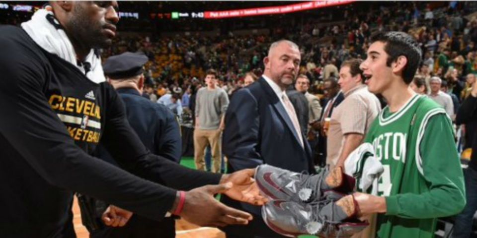 LeBron James regala tenis a atleta paralímpico