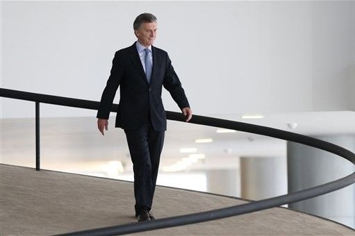 CFK se va por la puerta de atrás - macri