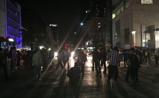 Manifestantes protestan cerrando avenida Juárez