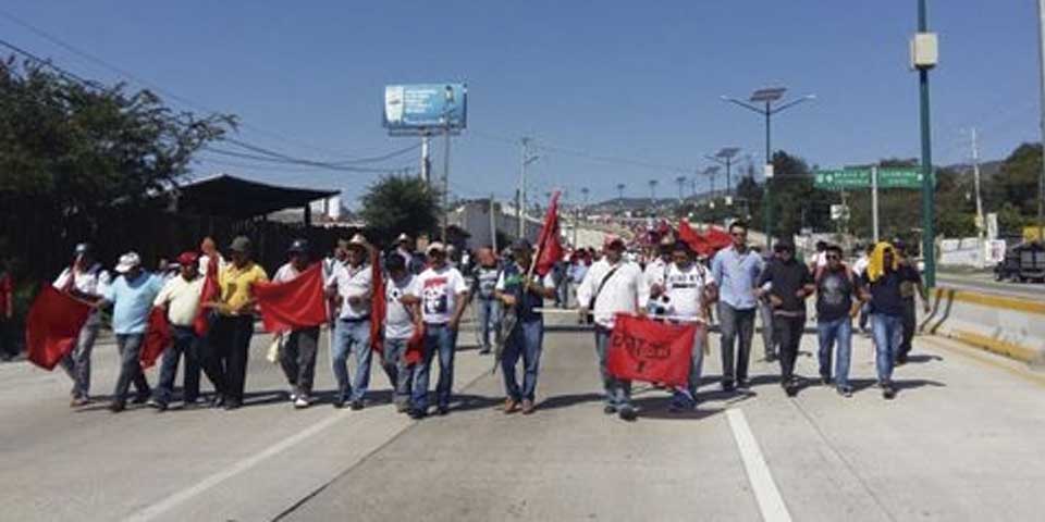 Marcha de CETEG bloquea Autopista del Sol
