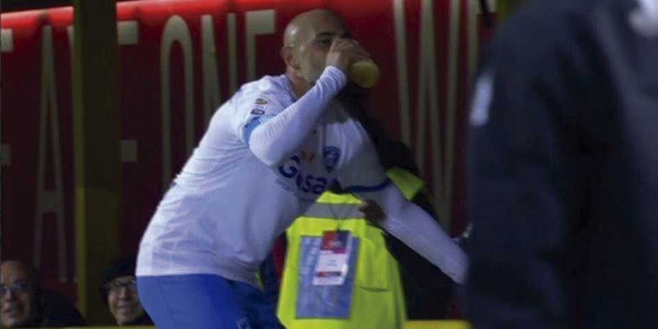 Video: festeja su segundo gol con una cerveza