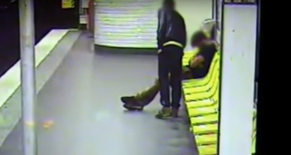 Video: ladrón salva la vida a su víctima en el Metro