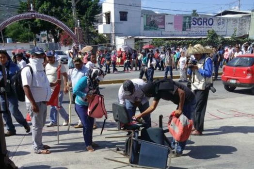 Marcha CETEG sobre Costera Miguel Alemán en Acapulco