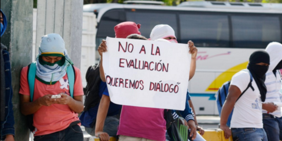 Detienen a 52 normalistas por robo