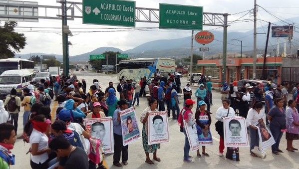 Padres de normalistas bloquean la Autopista del Sol