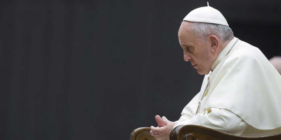 Pide perdón el papa por escándalos del Vaticano