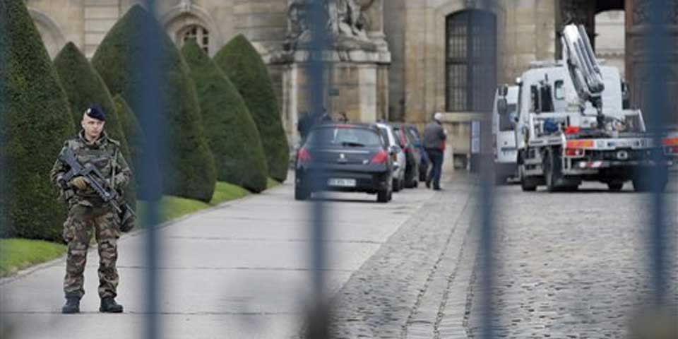 Choca vehículo contra entrada de museo en París