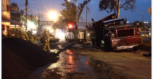 Tráiler con grava vuelca en Zaragoza