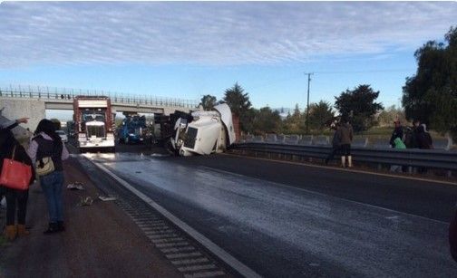 Choca tráiler y camión de maestros en la autopista Puebla-Orizaba