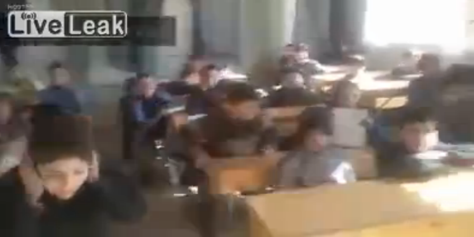 Video: terror en escuela siria por bombardeos