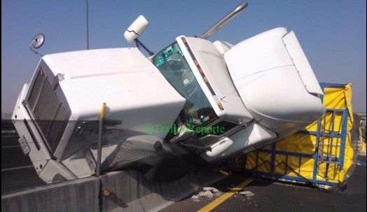 Vuelca tráiler con pollos en Circuito Exterior Mexiquense