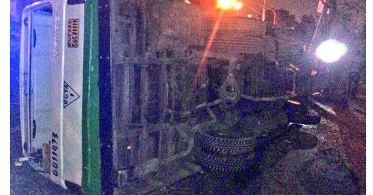 Vuelca microbús en Xochimilco y deja ocho lesionados