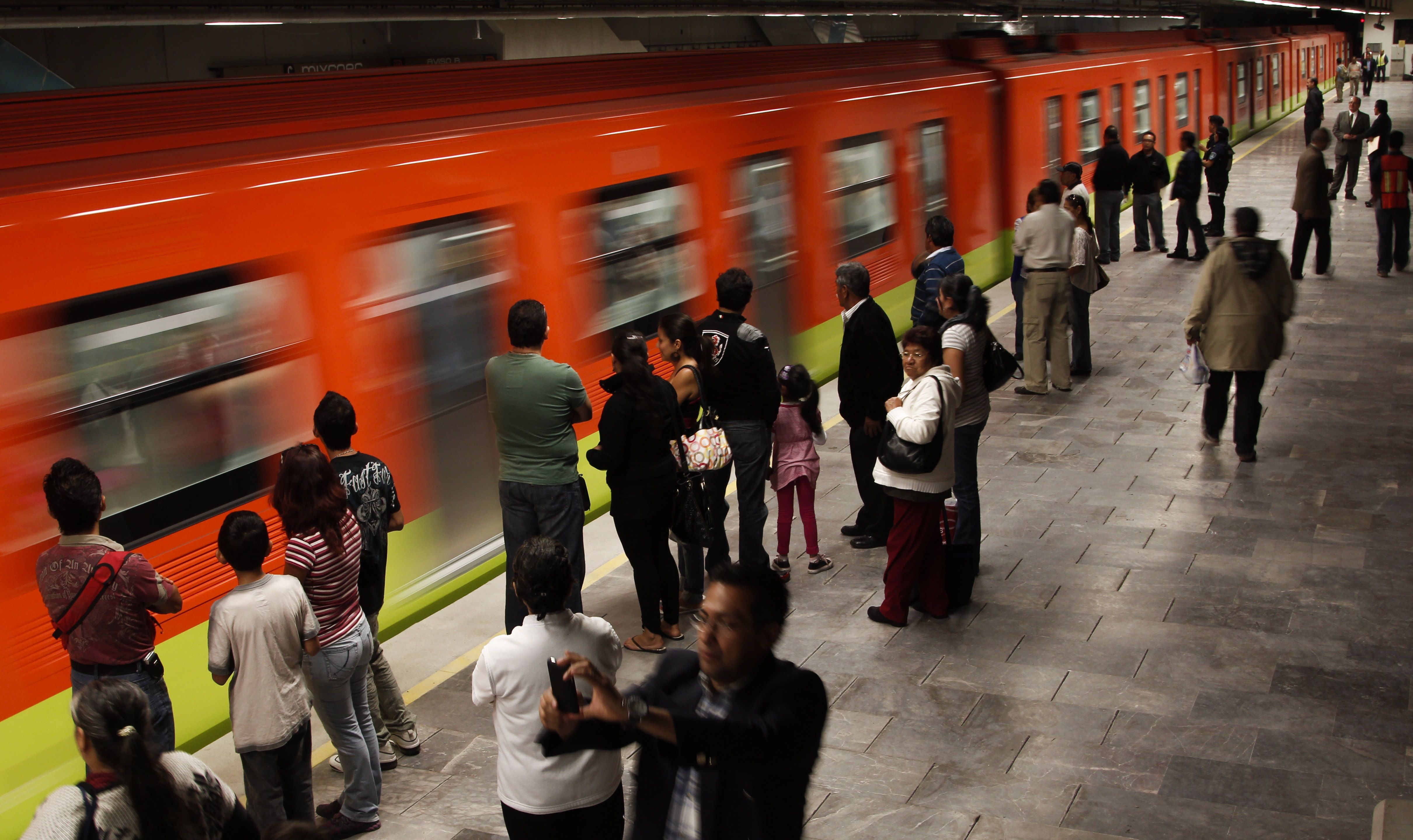 Metro de la Línea 12 arrolla a usuario