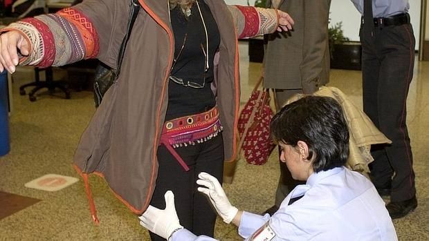 Prendas que debe evitar cuando viaja en avión Prendas que debe evitar cuando viaja en avión