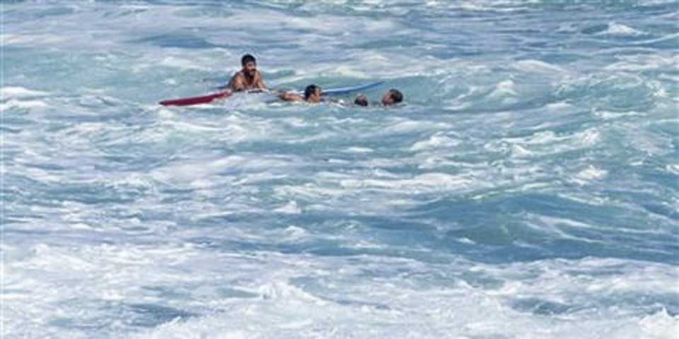 Video: dramático rescate de surfista en Hawaii