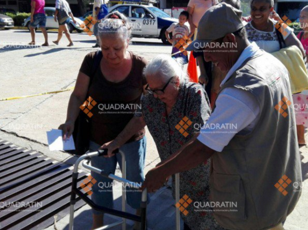 Adultos mayores esperan hasta 2 horas por televisiones digitales - television-digital-acapulco-1-1024x766