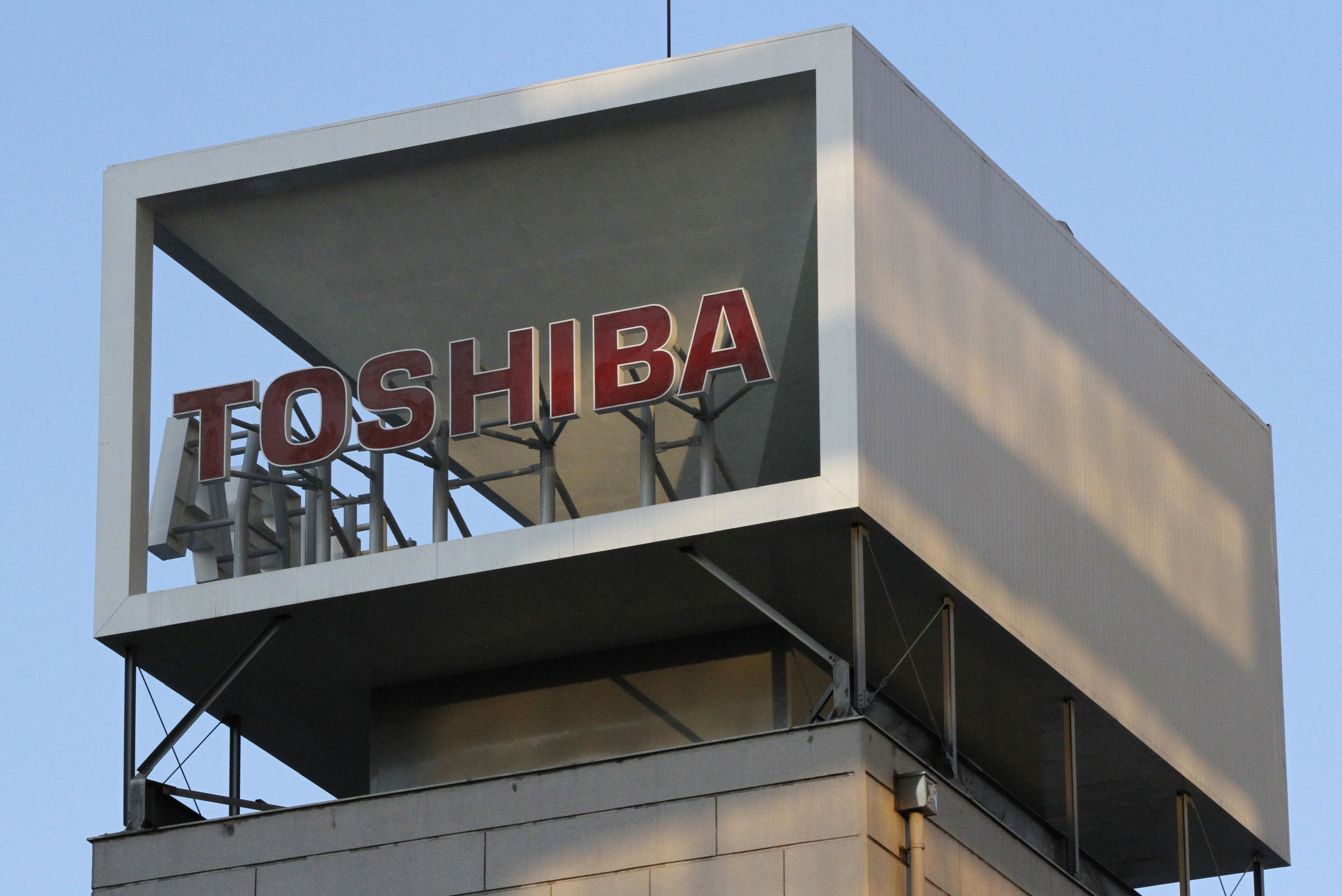 Renuncia presidente de Toshiba tras pérdidas millonarias