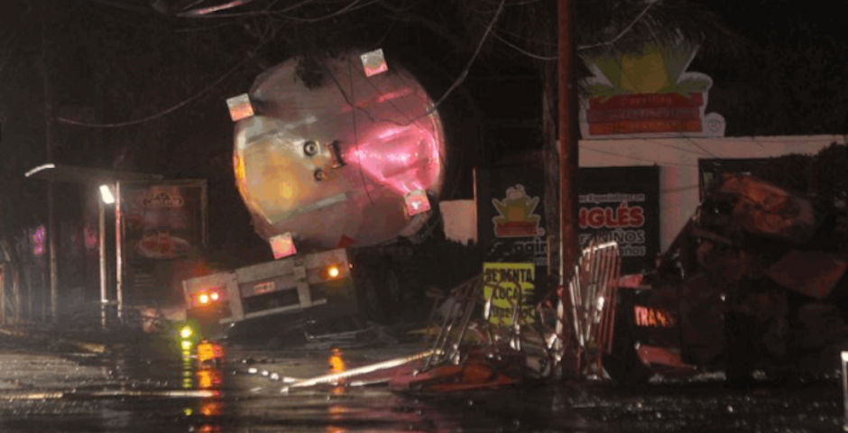 Pipa sin frenos arrolla asistentes de desfile navideño Pipa sin frenos arrolla asistentes de desfile navideño