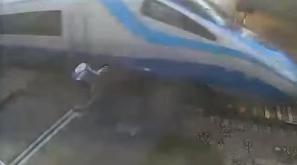 Video: tren atropella a ciclista distraído en Polonia