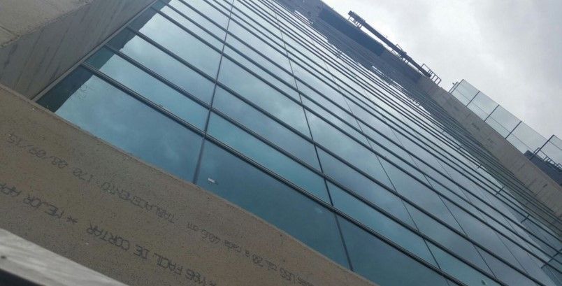 Muere trabajadora tras caerle un cristal de una construcción Muere trabajadora tras caerle un cristal de una construcción