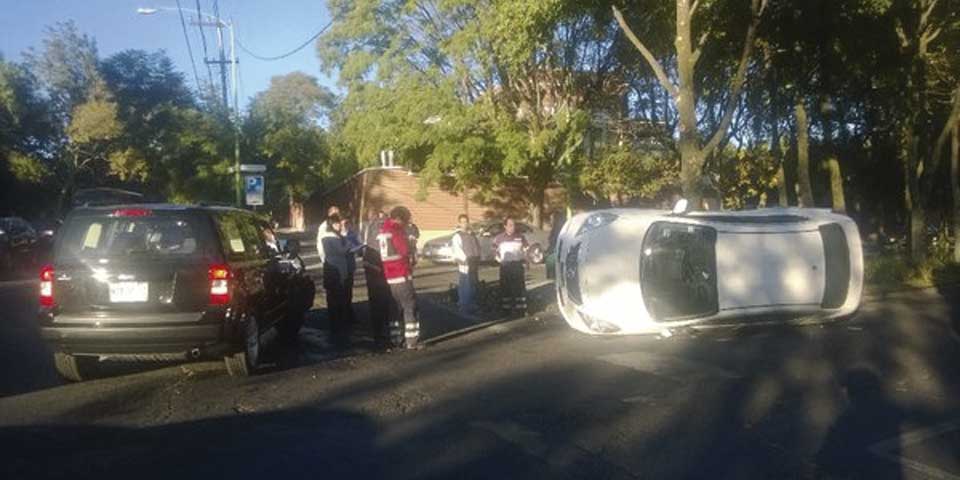 Volcadura en Lomas de Chapultepec deja por lo menos un herido