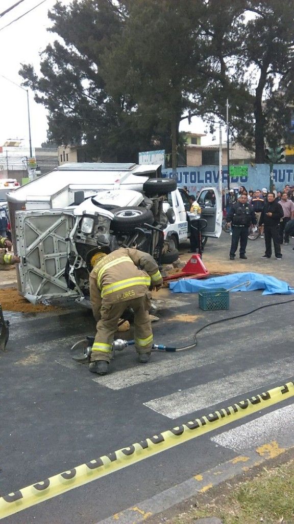Muere un hombre por volcadura en Pantitlán - volcadura-pantitlan-1-576x1024