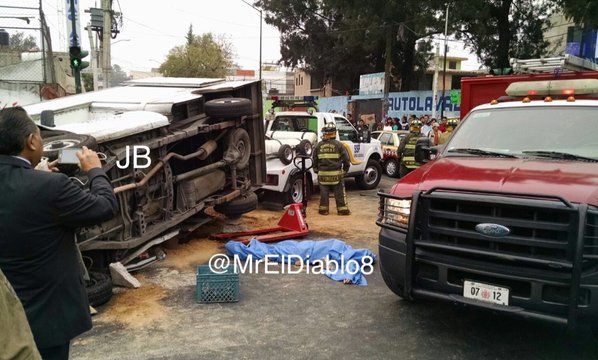 Muere un hombre por volcadura en Pantitlán - volcadura-pantitlan-2