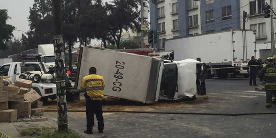Muere un hombre por volcadura en Pantitlán Muere un hombre por volcadura en Pantitlán