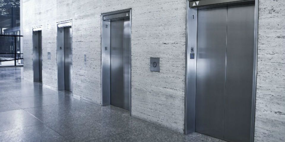 Encuentran cadáver que pasó un mes en elevador