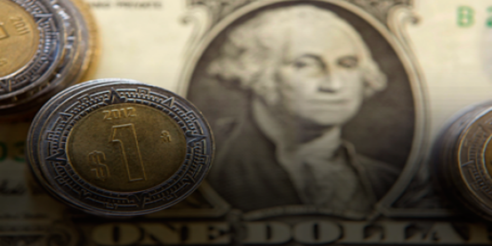 Dólar cerró en 17.66 pesos