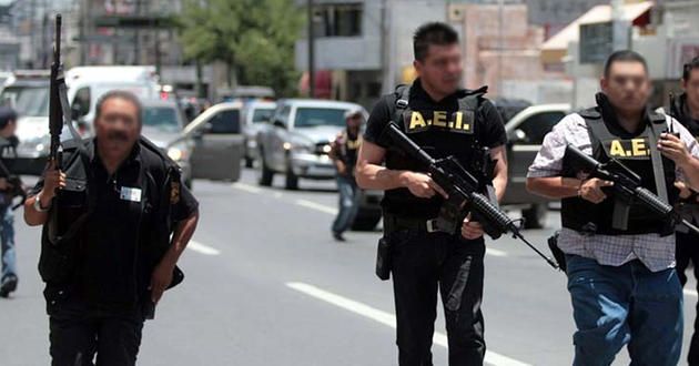 Mujer acusada de robo se fuga por ventana del baño