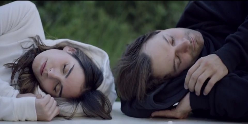 Crean sudadera con almohada inflable para siestas